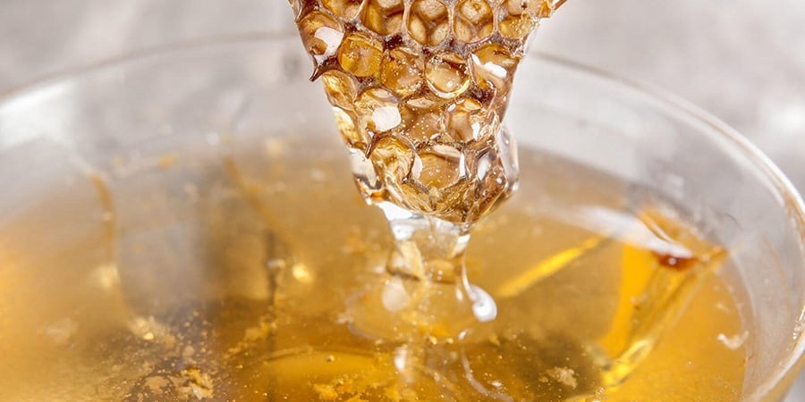 Мед и горячая вода. Медовуха Хани. Пыльца перга воск забрус. Капли меда. Пчелиный мёд.